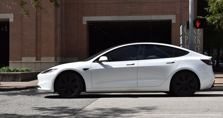 Tesla Service Centers vs. Independent Shops: What’s Best For Green Bay Owners?